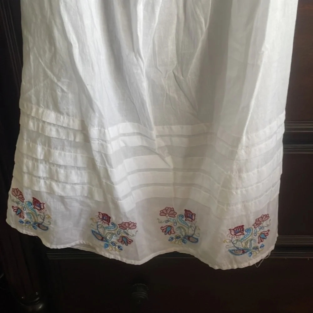 ANTHROPOLOGIE Top Embroidered Floral Colorful Cotton White Red Blue Size Medium - Picture 3 of 5